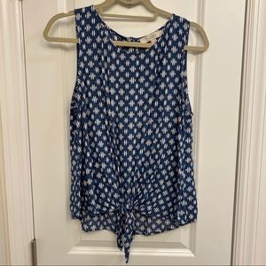 Patterned front tie top with buttons